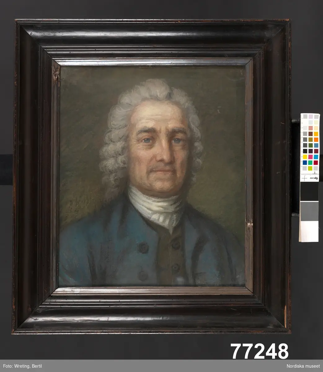 Herrporträtt, bröstbild. Porträtt av äldre man, en face, i grå lockig peruk, vit halsduk och blå rock.