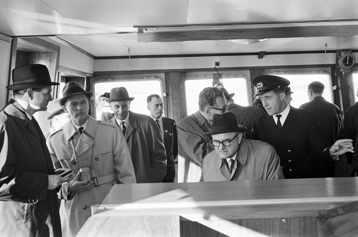 Serie. På prøvetur med M/T "Bergepilot" Stavanger og Rosenberg VI frakter passasjerer. Fotografert okt. 1965.