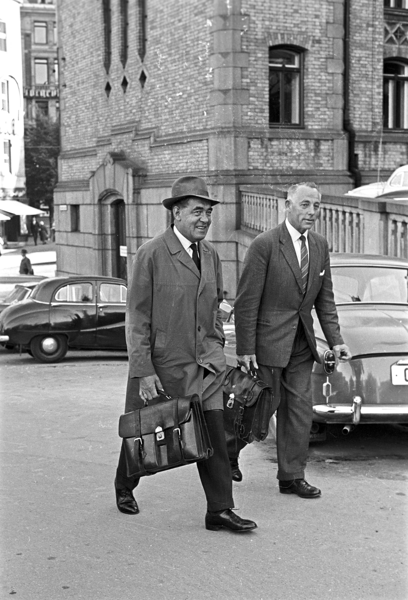Serie. Regjeringskrise i Stortinget i 1963. Jon Leirfall, Finn Gustavsen, Einar Gerhardsen. Direkte fjernsynsoverføring . Fotografert oktober 1963.