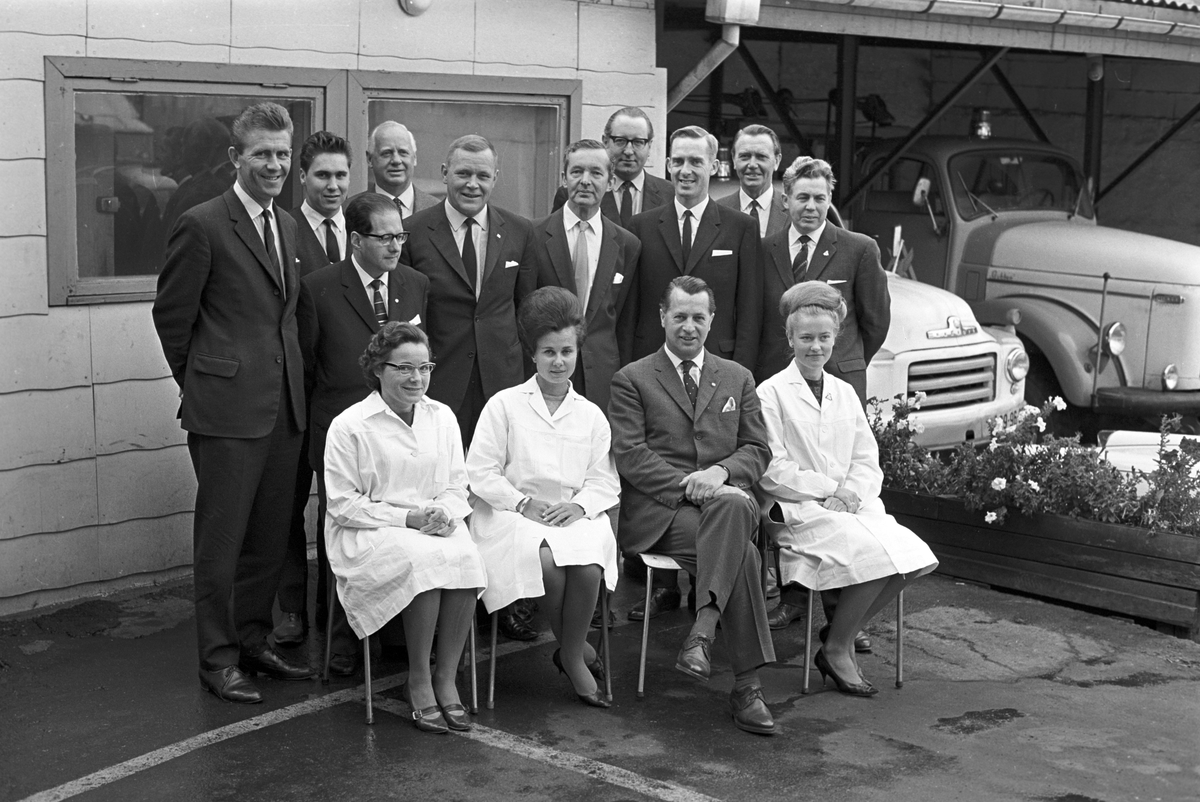 Personalet hos redingsselskapet Falken sitter samlet. Fotografert  februar 1961.