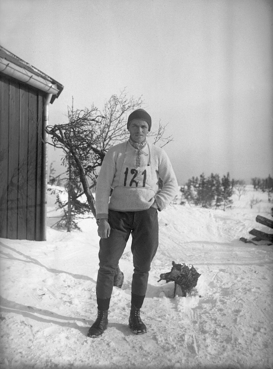 Fritjof Arentz deltar i Gråkallrennet i Bymarka. Fotografert mars 1924.