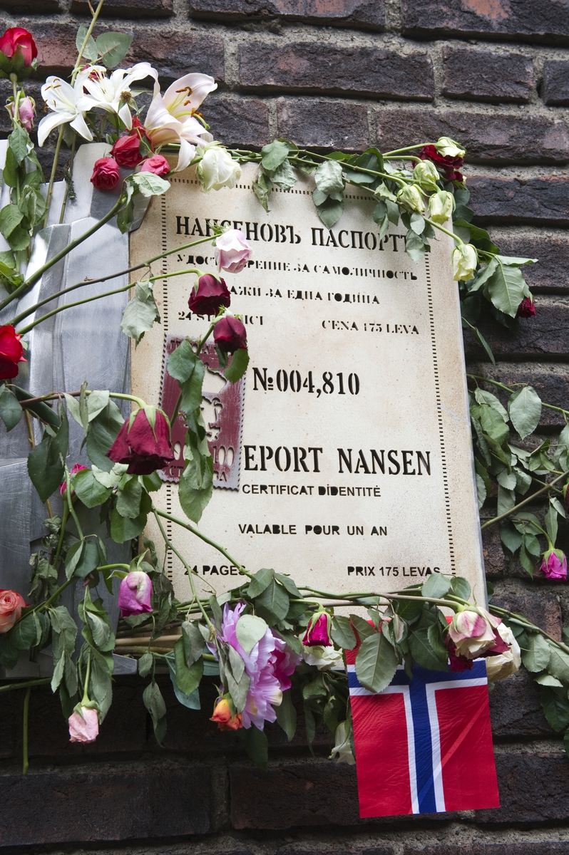 "Sorg i det offentlige rom". Nansenmonumentet ved Oslo Rådhus dekorert med blomster og flagg.