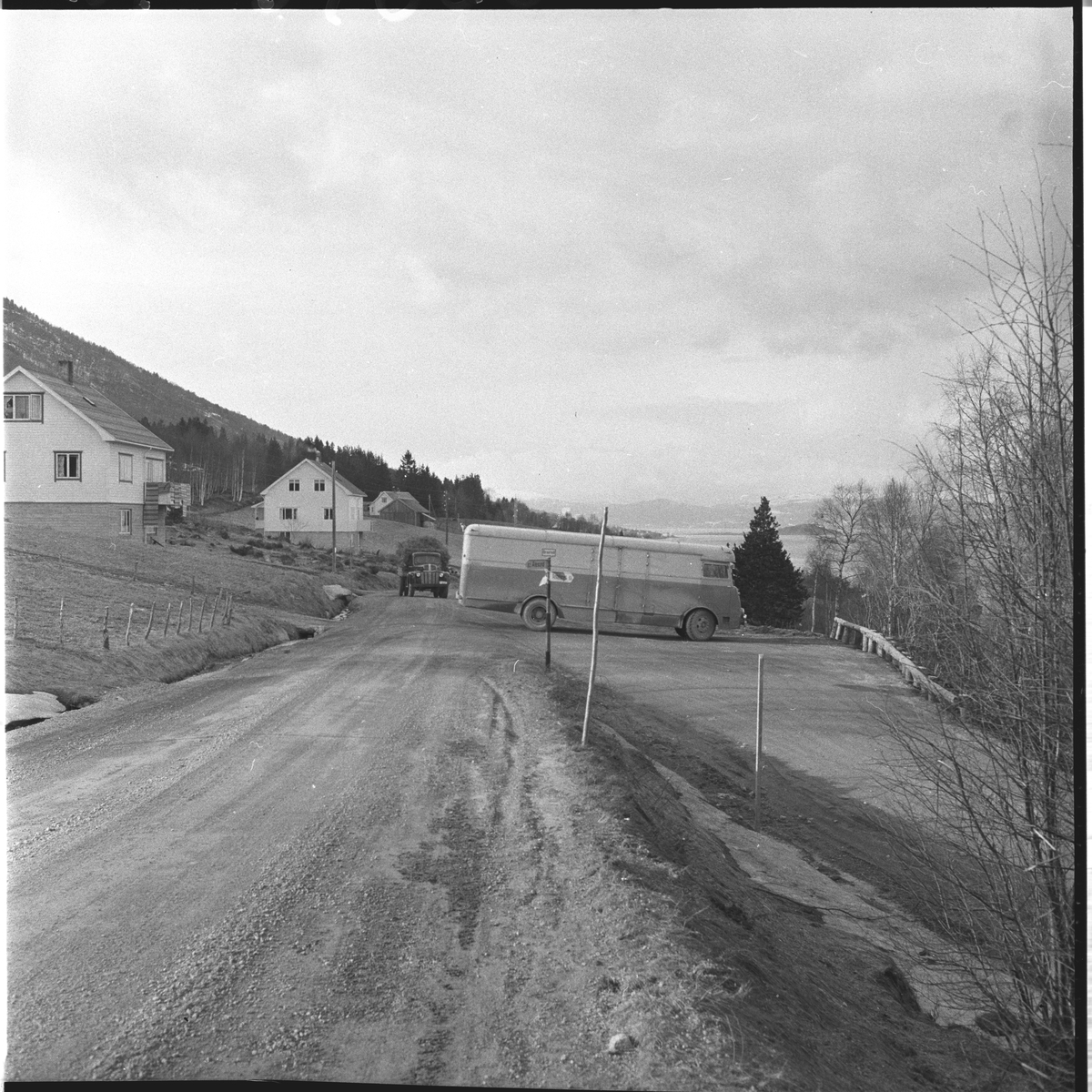 "NSB Bilruter" på veien mellom Ålesund og Åndalsnes. Parkert ved et veiskille. Fotografert 14. april 1956.
