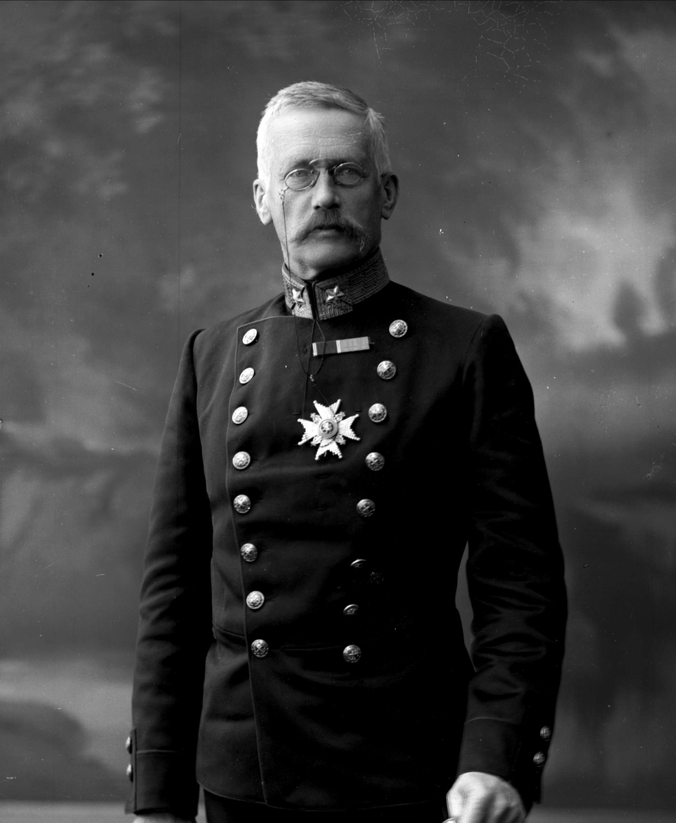 Portrett, Trygve Olavsøn Klingenberg (1842-1932), i uniform som generalmajor som reglementert fra 1899.