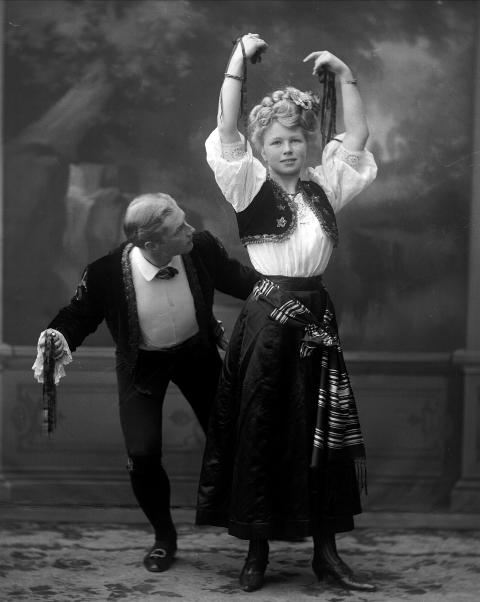 Dobbeltportrett, mann og kvinne som spanske dansere.