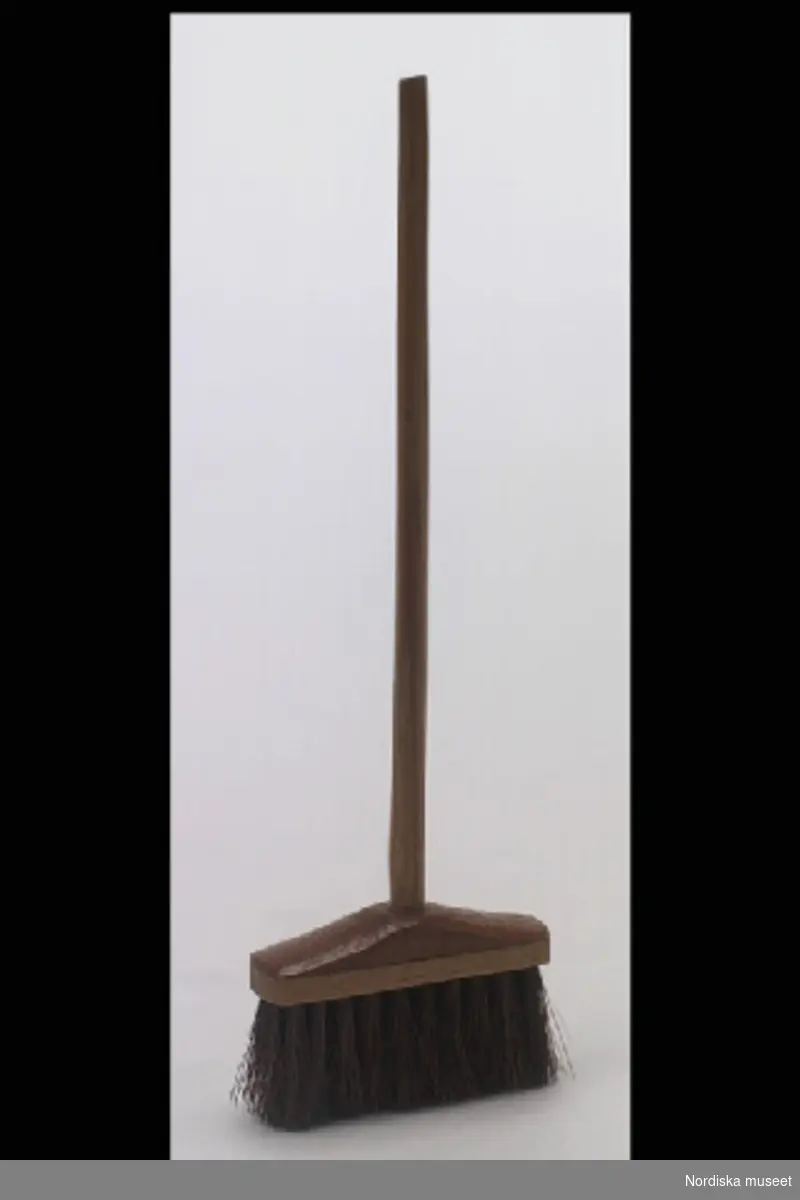 Inventering Sesam 1996-1999:
L 12 cm
Sopborste av trä (ev mahogny) med borst av tagel (troligen).
Bilaga
Leif Wallin 1996