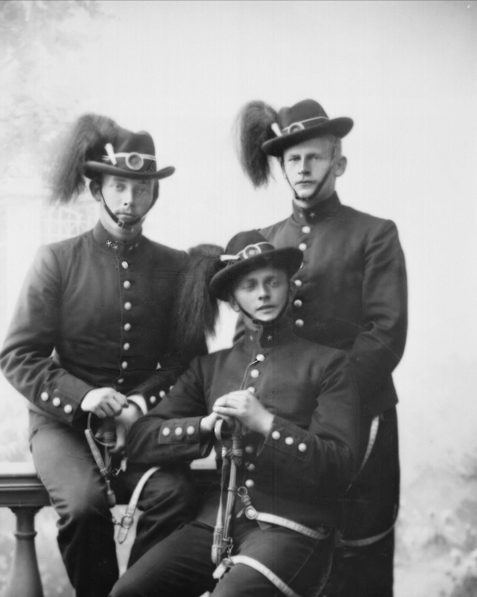 Gruppeportrett, tre herrer i uniform som løytnanter ved Norske Jegerkorps som reglementert fra 1903 til 1910. Foran sekondløytnant Rudolf Falck Ræder, født 1881.