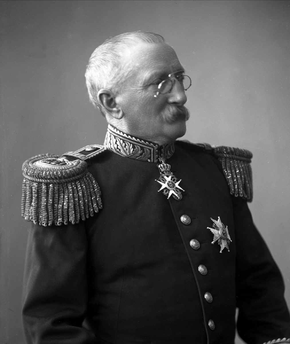 Portrett, Hans Wilhelm Dopp Mandall Keilhau, i uniform som generalmajor og generalintendant.