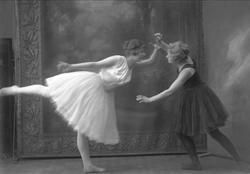 Gruppeportrett, to kvinnelige dansere i positur. Frk Olga Li