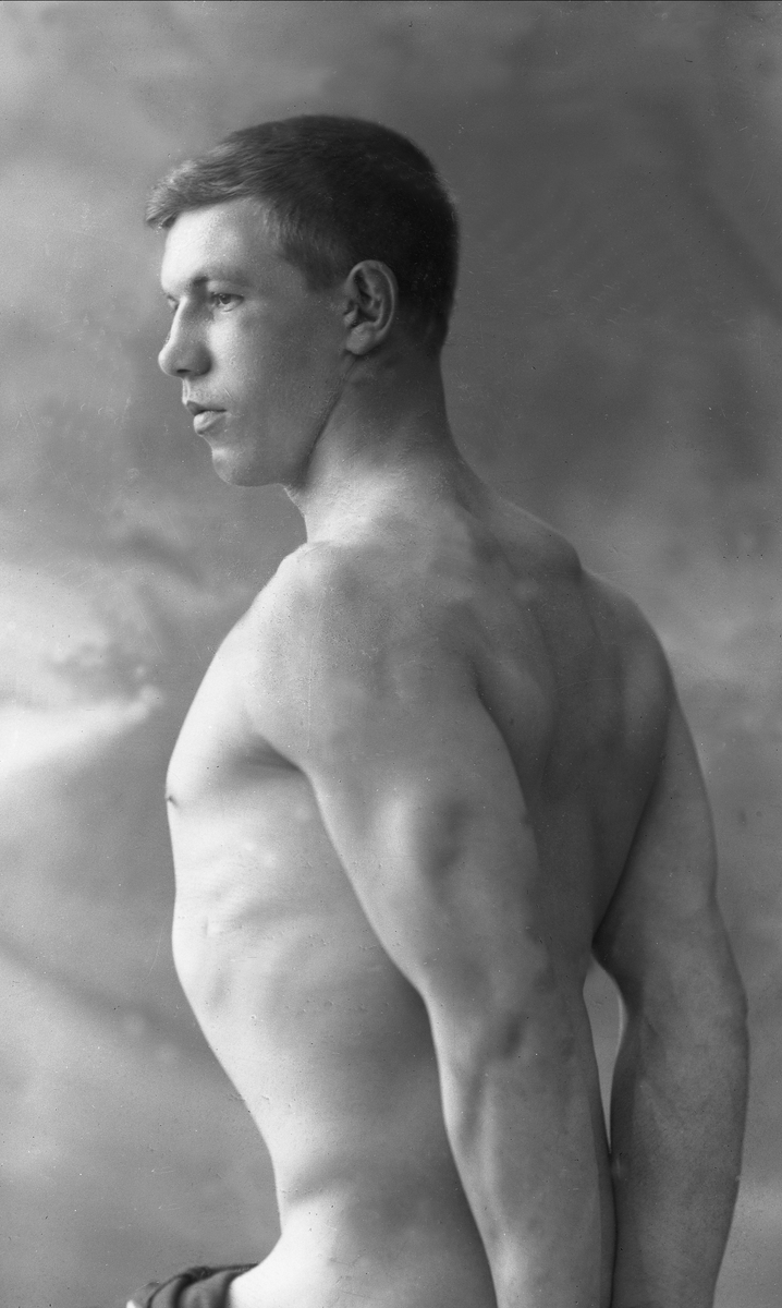 Portrett, mann i bar overkropp viser muskler.