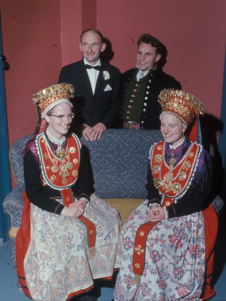 To brudepar fra Jølster. 1967. Til venstre Åsa, født Eide,og Ingvar Håheim. Åsa bærer "Kjelsnessølvet". Til høyre Eva, født Eide, og Trygve Hauge.Eva bærer " Huldresølvet ".De giftet seg, dobbeltbryllup, i Helgheims kirke 21.10-1967