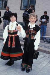 Fra åpningen av museets 100-årsjubileum i 1994. To barn i se