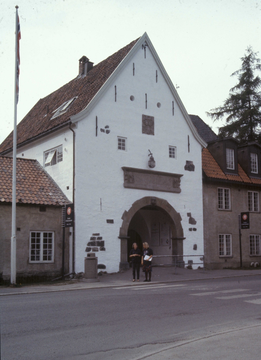 Bergensporten, inngangsporten til Norsk Folkemuseum, bygning nummer 301.