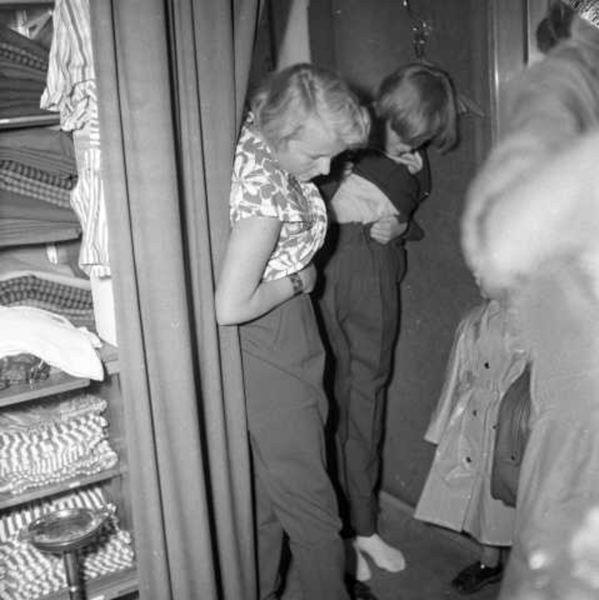 Høstsalg, salg av klær, 1956.