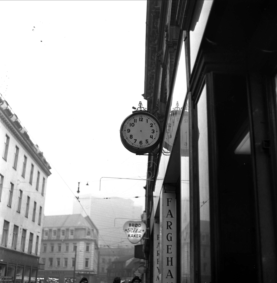 Gatebilde med klokke i Pilestredet 10, Oslo, 26.10.1964.