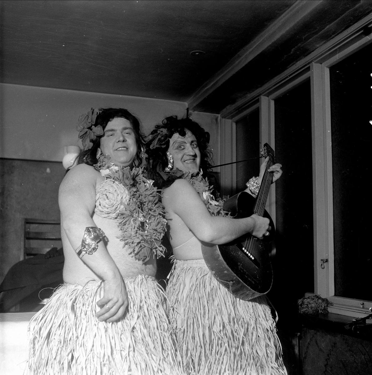 Hula hula, opptreden med gitar.  07.11.1954. Bygdelag, Finnmarkslaget.