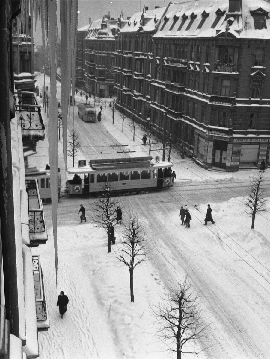 Niels Juels gate, Oslo, 01.03.1954. Gatebilde, vinter og istapper.