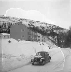 Mo, Rana, Nordland, 04.02.1955. Boligblokker og vei med bil.