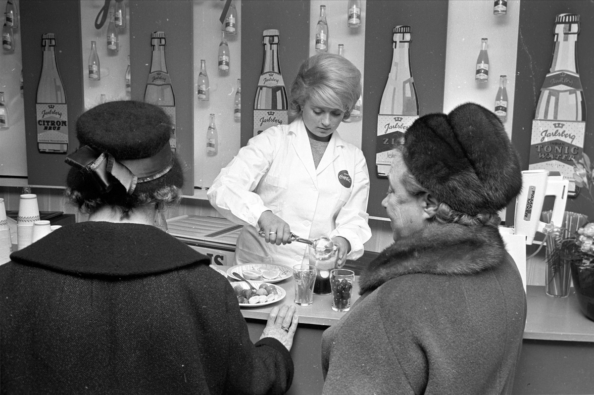 Husholdningsutstilling i messehallen, Sjølyst, Oslo, oktober 1963. Servering av Cola.