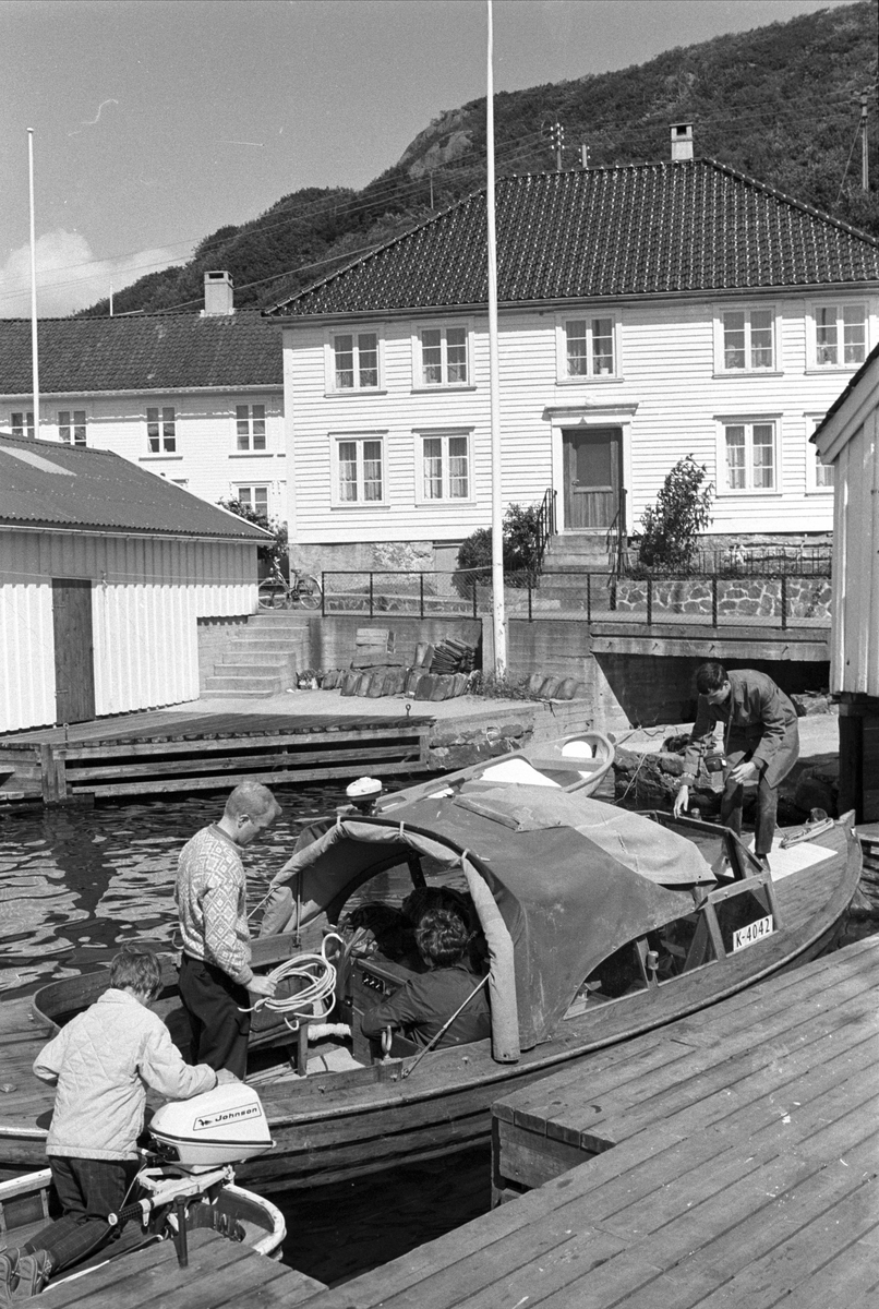 Hidra, Flekkefjord, juli 1968. Småbåter ved brygge, boliger og uthus.