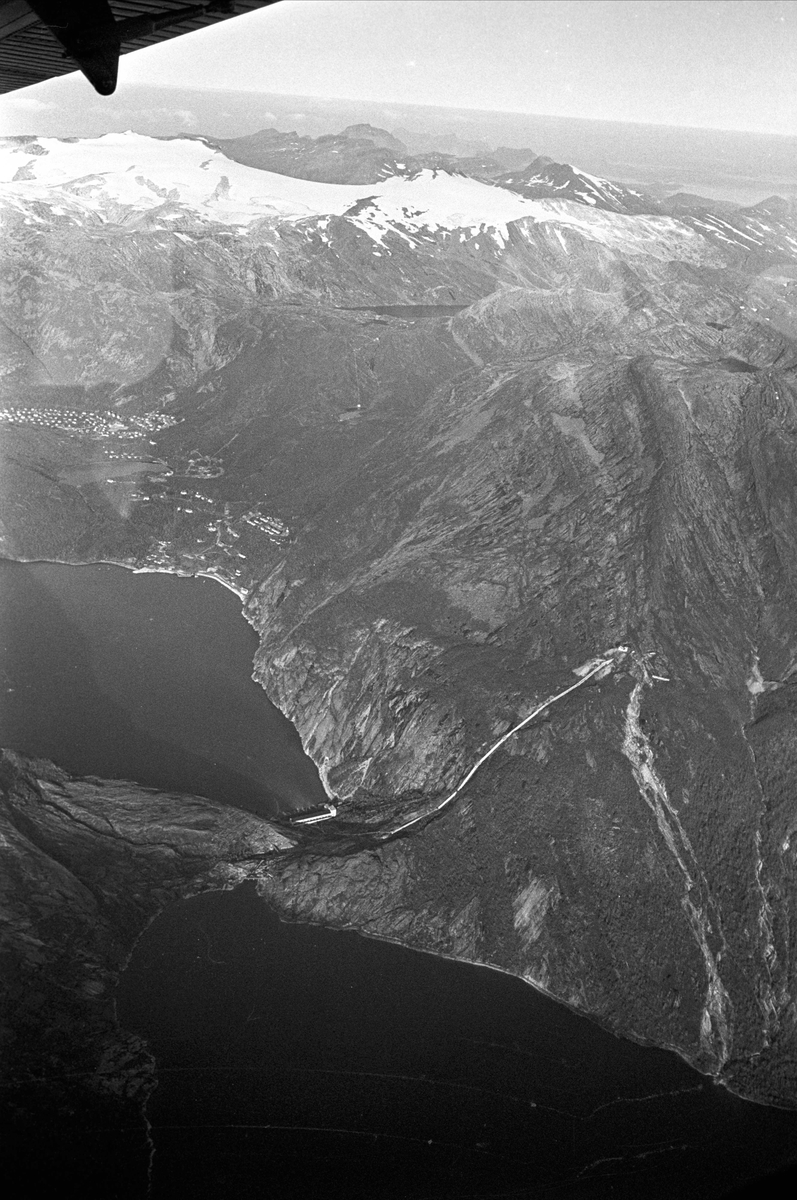 Glomfjord, Meløy, oktober 1965. Artikkel om mann fra Glomfjord-raidet, John Fairclough. Flyfoto.