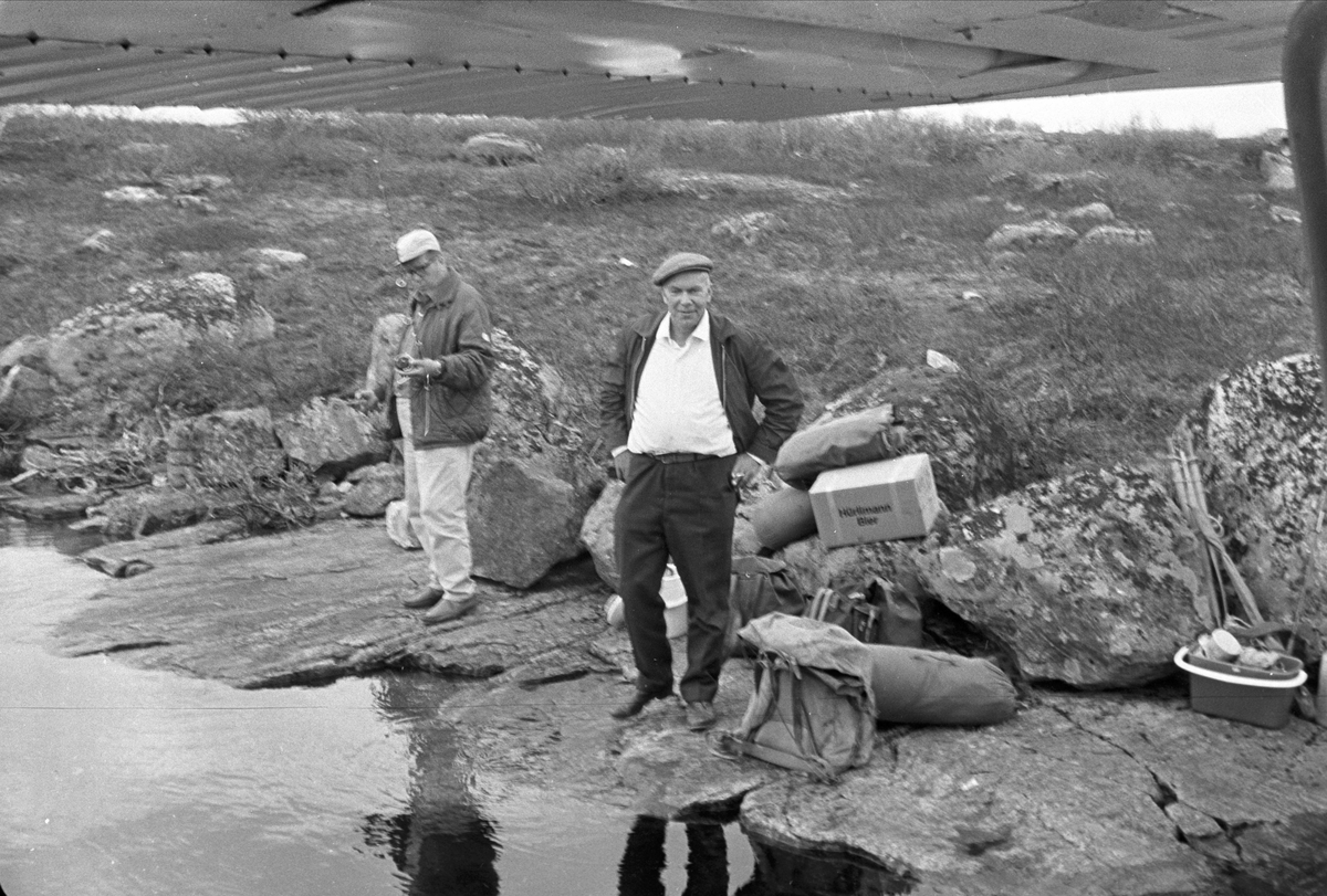 Fiske på Finnmarksvidda. To menn og utstyr i fjellet.