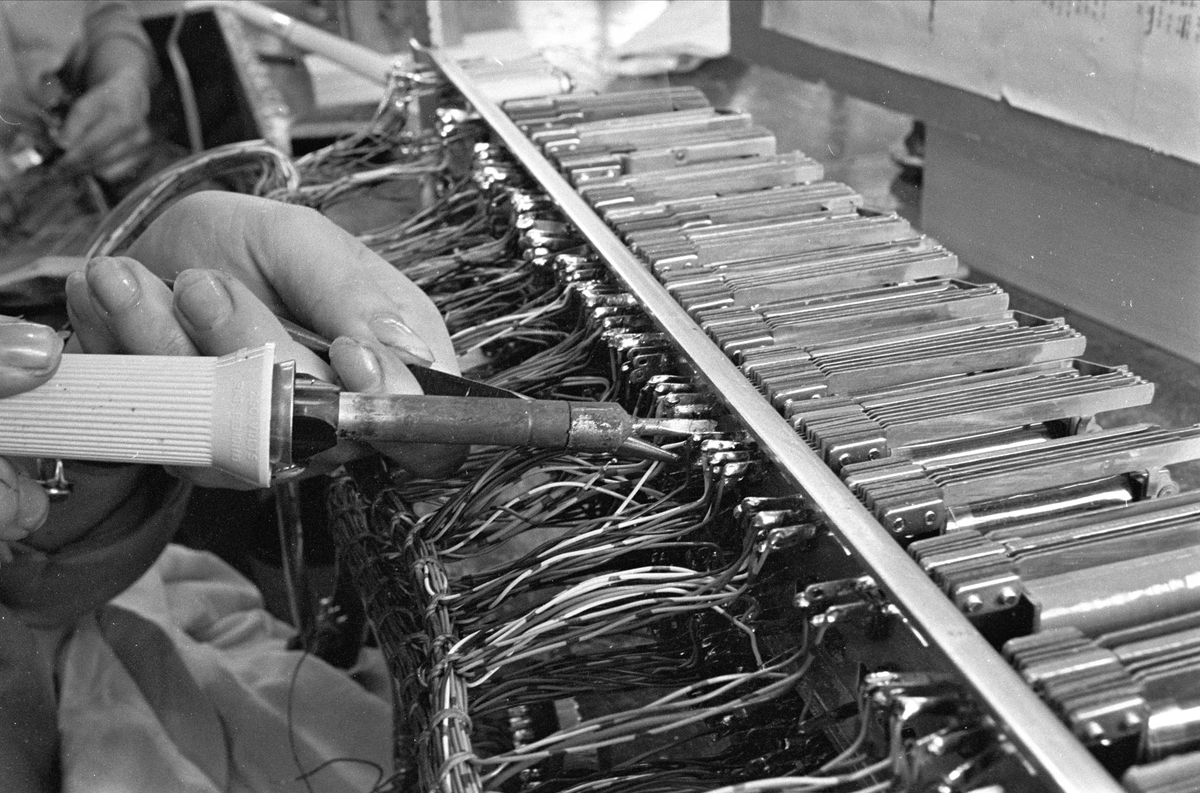 Standard Telefon og Kabelfabrikk A/S, Kongsvinger 22.02.1967. Loddebolt mot et elektrisk apparat.