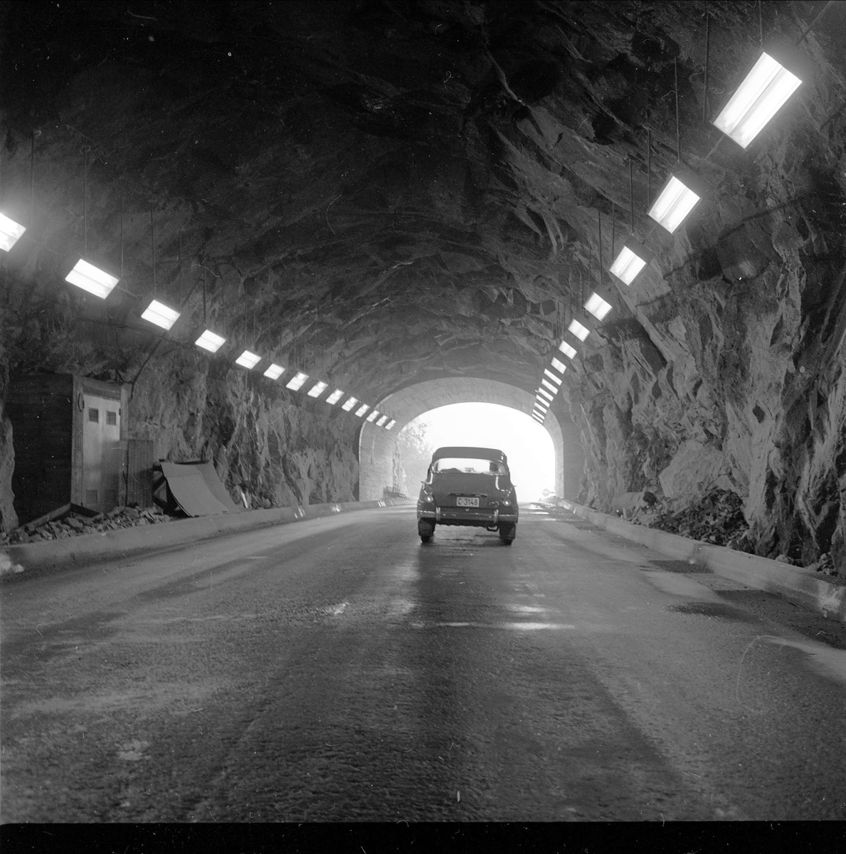 Tyssedal, Odda, Hordaland, oktober 1962. Bil i tunnel.