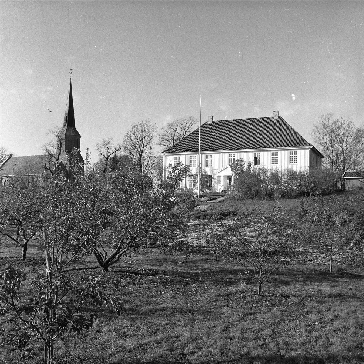Vestby, Akershus, oktober 1956. Prestegård og kirke. Våningshus og hage.