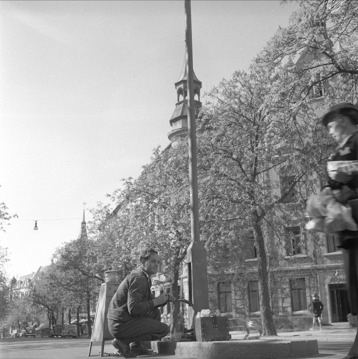 Bygdøy allé, Oslo, 1956. Gatebilde. Mann jobber med lysstolpe.