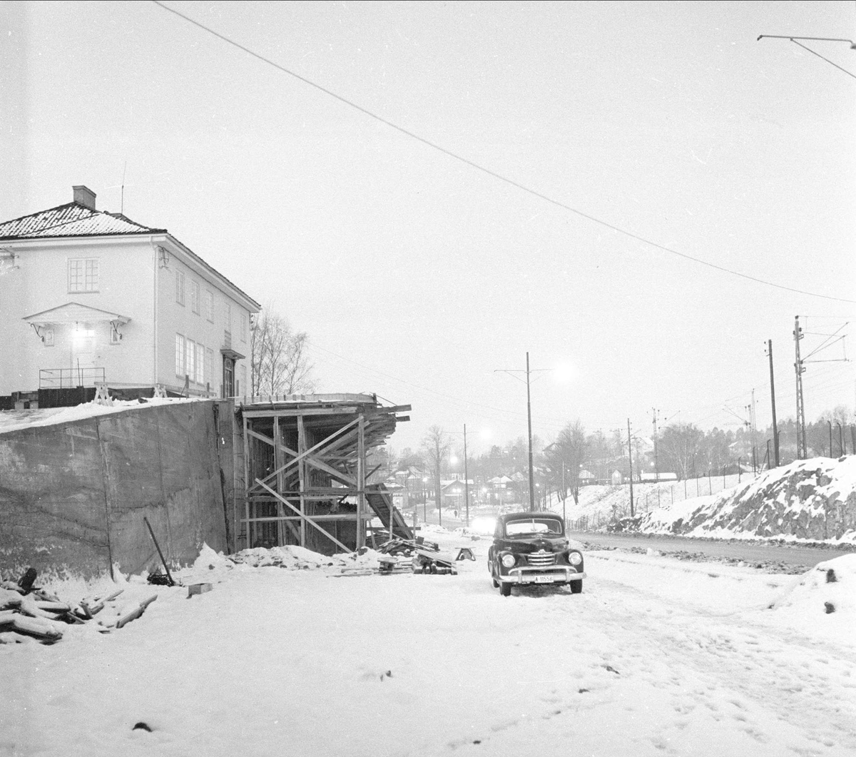 Opel Kaptein, Drammensveien, Oslo, 07.01.1957. Landskap med vei.