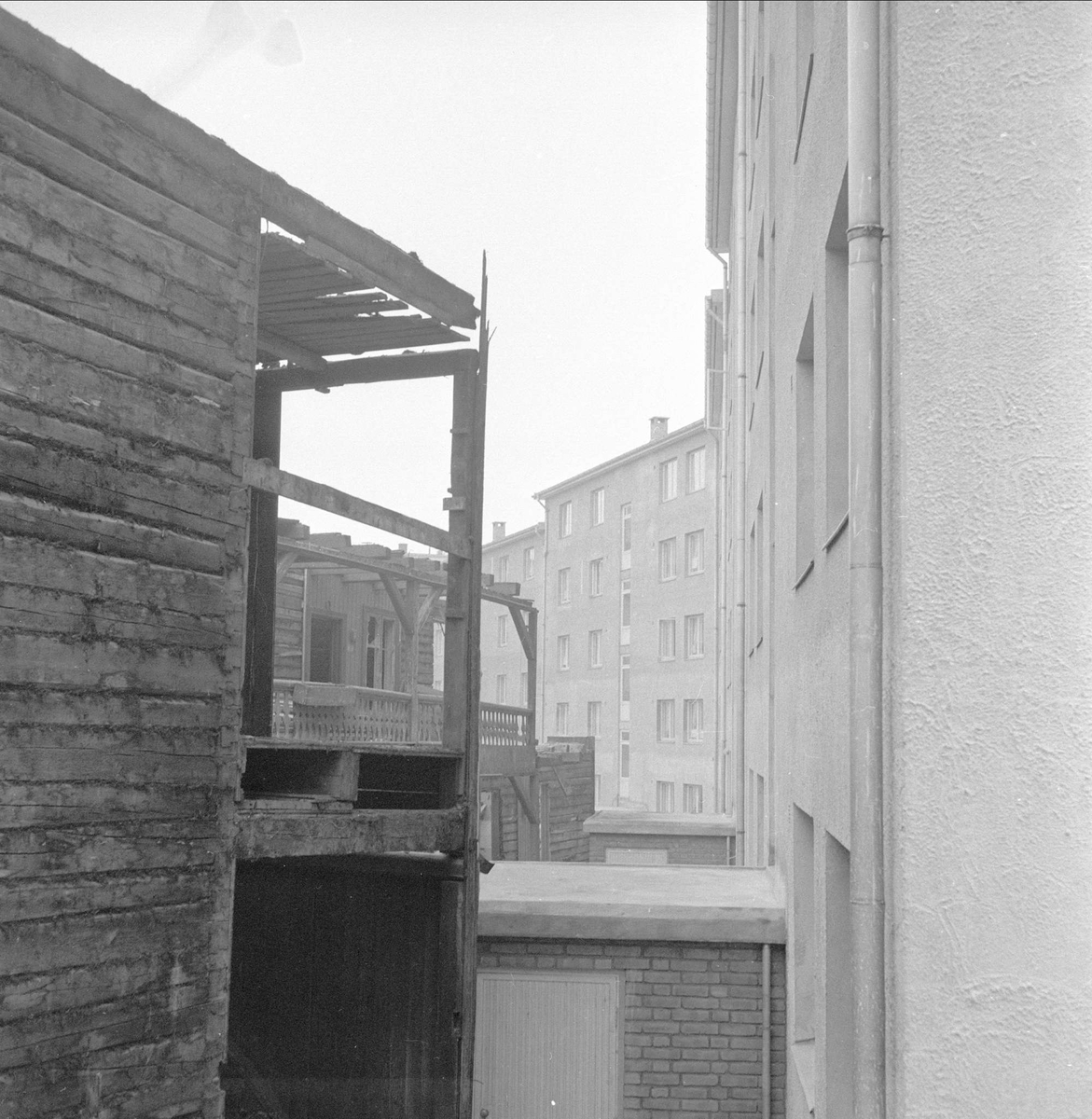 Sandaker, Oslo, 1956. Regulering. Boligblokker og hus under riving.