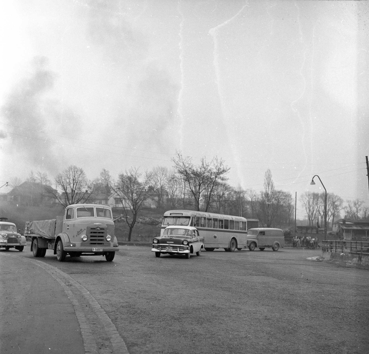 Sinsenkrysset, Oslo, februar 1957. Vei med trafikk.