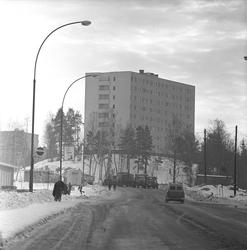 Oslo, 01.03.1965. Vei med biler og boligblokk.