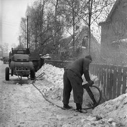 Nordbergveien, Oslo, 29.02.1956. Veiutvidelse. Mann med pres