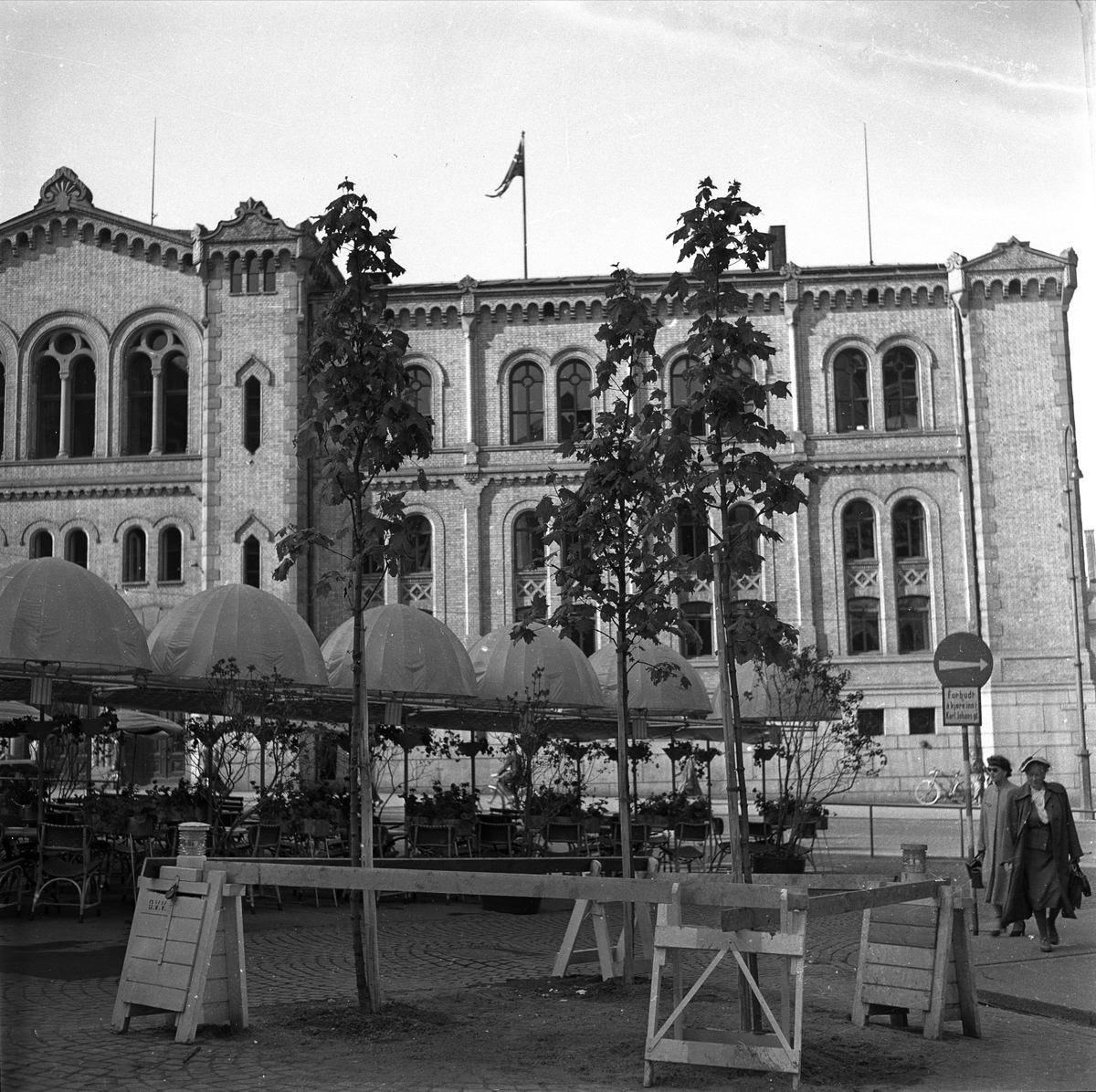 Stortings plass, Oslo, 21.04.1953. Stortinget og friluftsrestaurant.