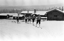 Fra Skjæringfjell høyfjellshotell november 1965. Skiløpere l
