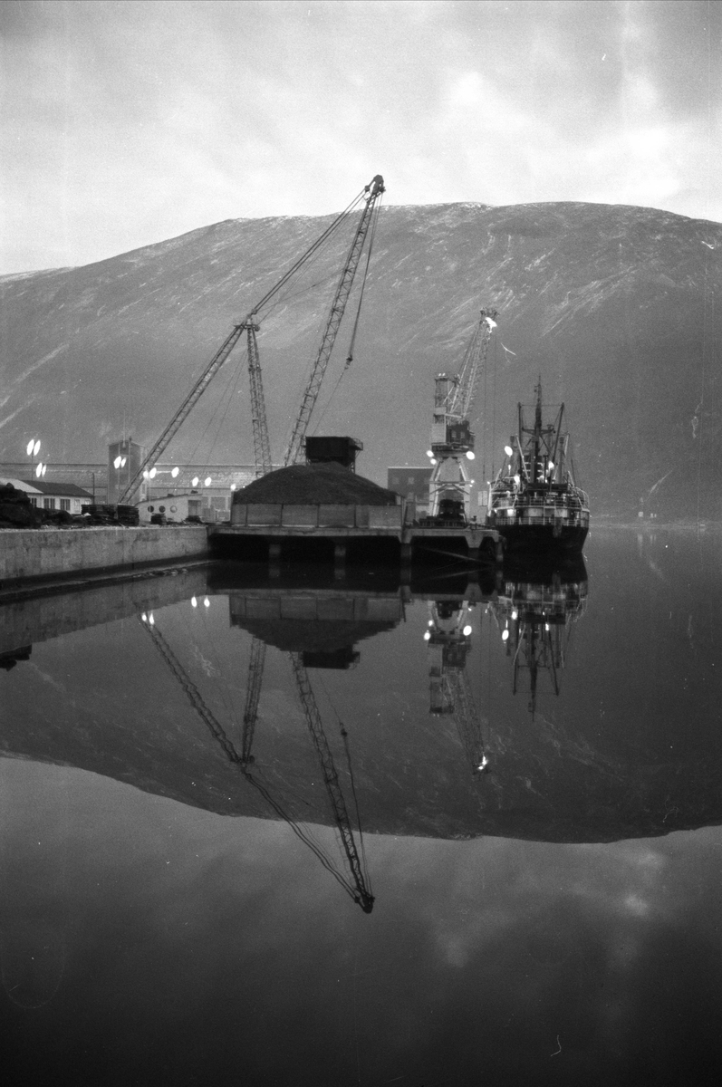 Fra Sunndalsøra, Sunndal 05.11.1960. Losse/lastehavn på Sunndalsøra