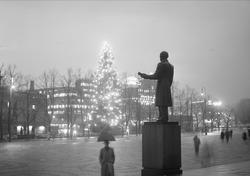 Oslo, 15.12.1954, fra Universitetsplassen med julegranen mot