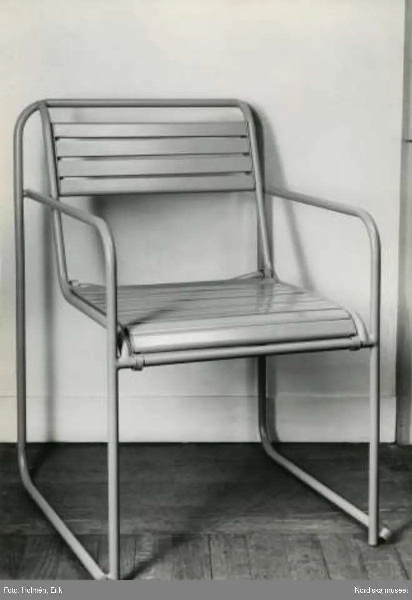 Stålrörsstol med armstöd, sits och ryggstöd av träribbor. 1930-tal. Nordiska Kompaniet.