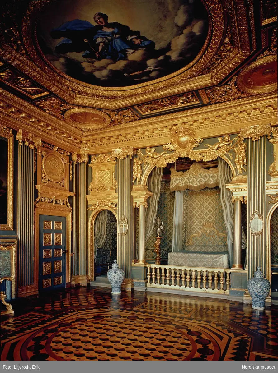 Hedvig Eleonoras paradsängkammare på Drottningholm.
Ett av landets mest praktfulla barockrum.  En rad av tidens bästa konstnärer och hantverkare engagerades av Tessin d.ä. för utsmyckningen av rummet etc.