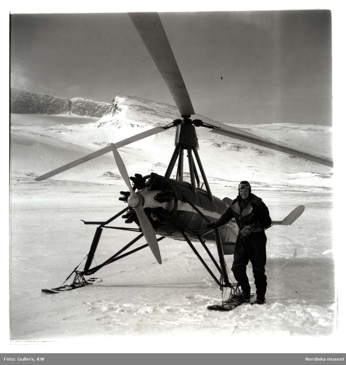 Den legendariske flygaren Rolf von Bahr vid sin autogiro - en föregångare till helikoptern, 1939