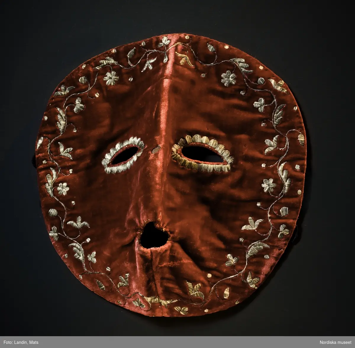 Mask av guldbroderad sammet. Skall enligt uppgift ha tillhört Gustav den tredje. Nordiska museets föremål inv.nr 3558.

På sista bilden NMA.0048167_04 visas masken tillsammans med Gustav III dödsmask. 
/ULHO 2010-11-08

