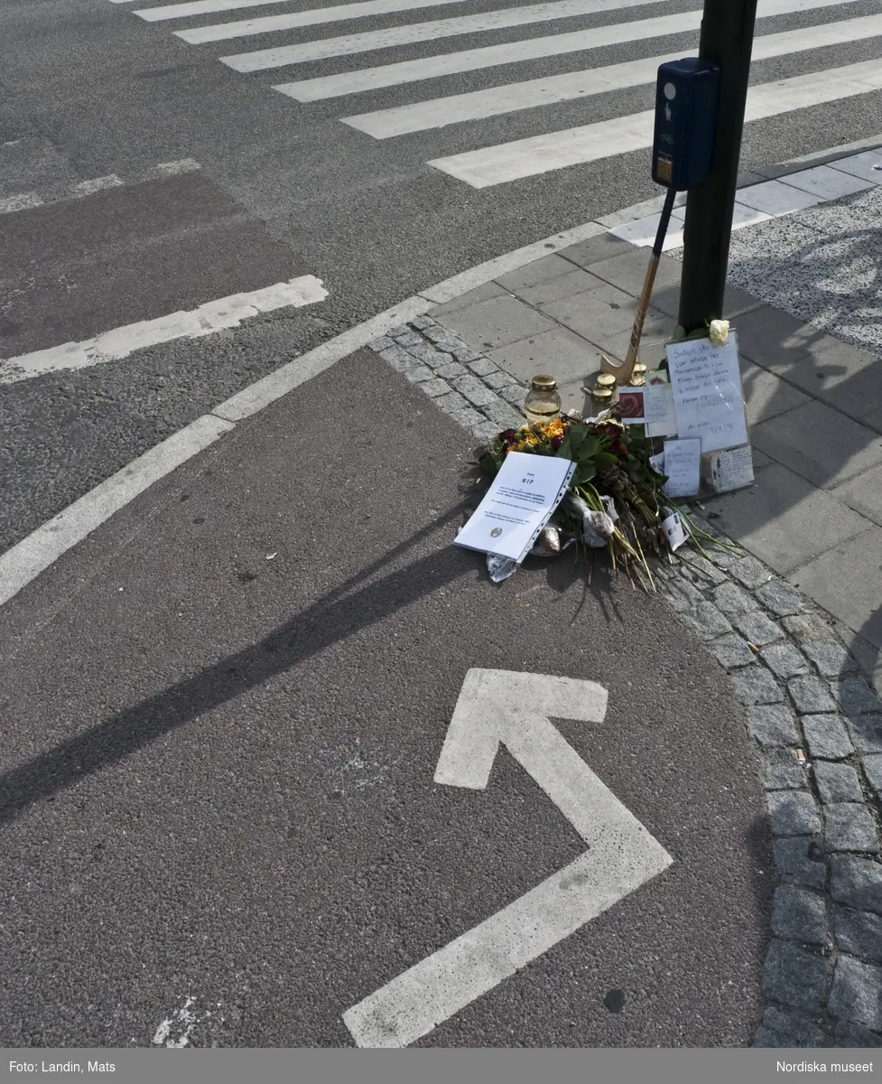 Cykelolycka. Åminnelse minnesplats över en förolyckad cyklist. Korsningen Götgatan Ringvägen.