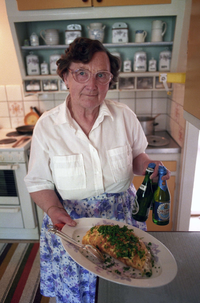 Kalaskokerskan Anna-Lisa Jacobsson och omelett med palsternacksstuvning, Bålsta, Uppland 1994