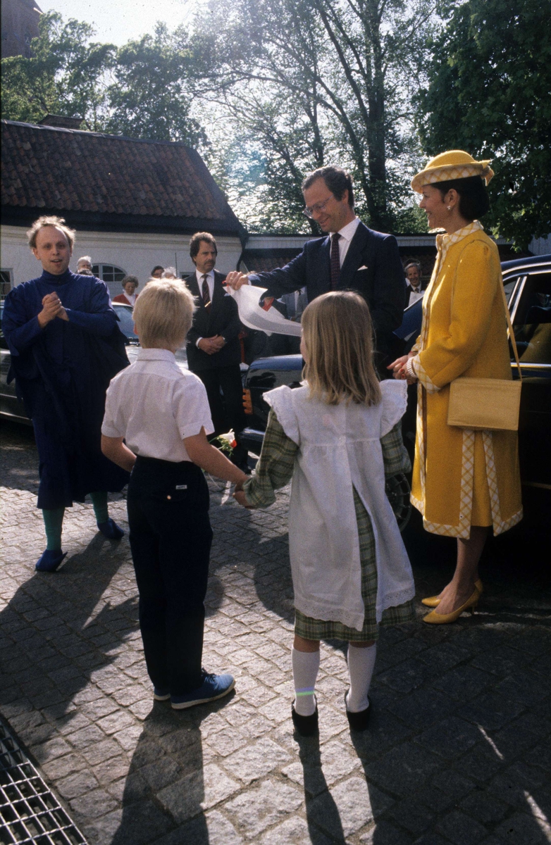 Drottning Silvia och kung Carl XVI Gustaf uppvaktas vid invigningen av utställningen Vårt Uppsala på Upplandsmuseet, Uppsala 1986