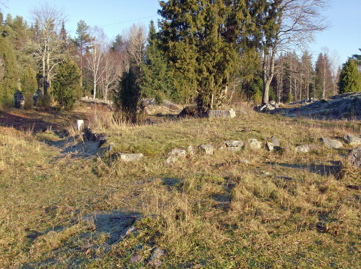 Landskapsvy med husgrund, Risön, Österlövsta socken, Uppland 2008 