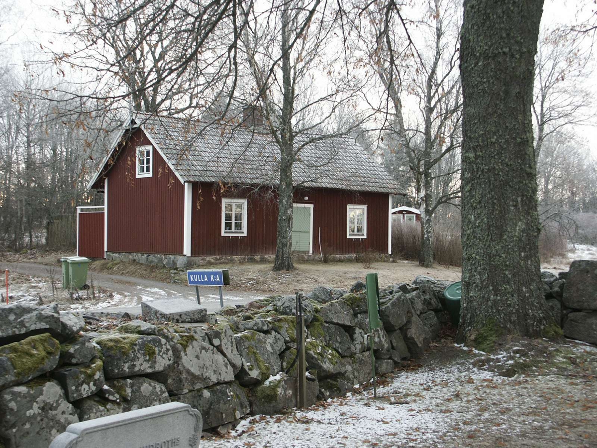 Bostadshus vid Kulla kyrka, Kulla socken, Uppland december 2002