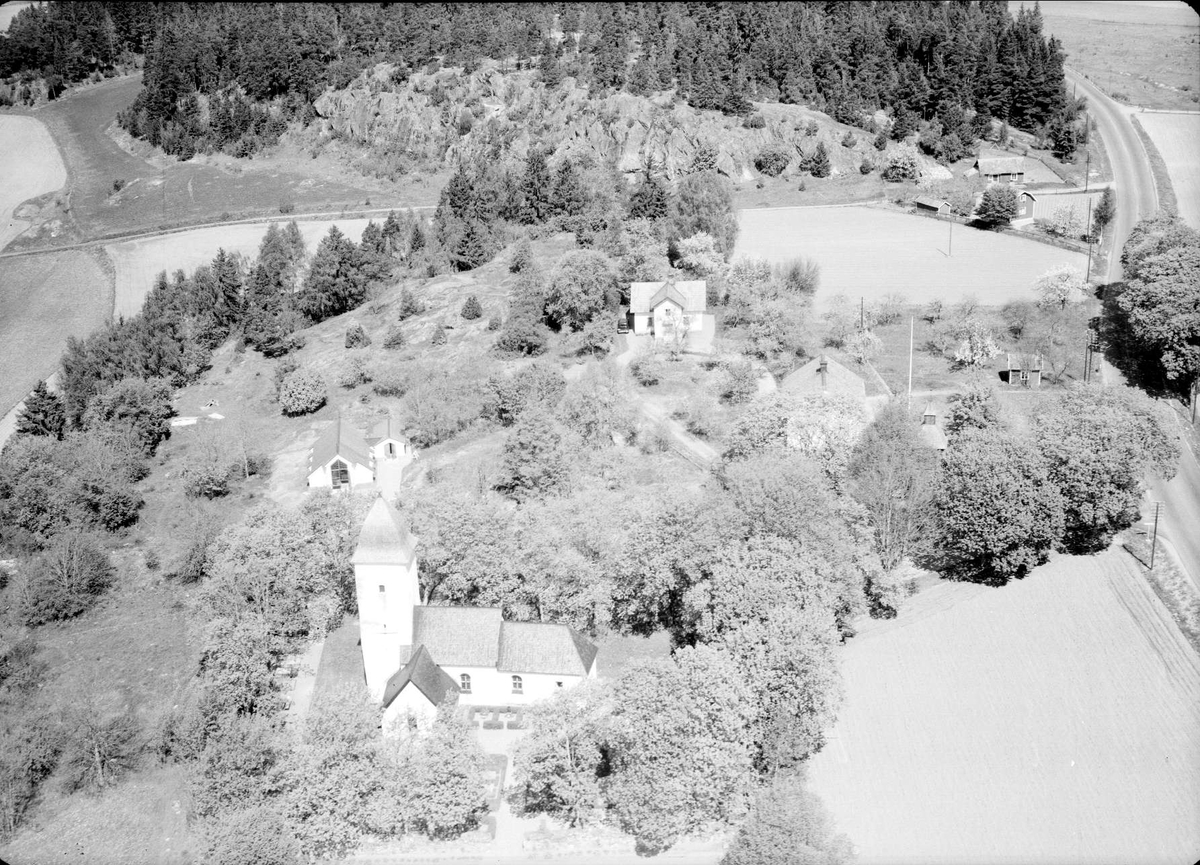 Flygfoto över Yttergrans kyrka, Yttergrans socken, Uppland 1955
