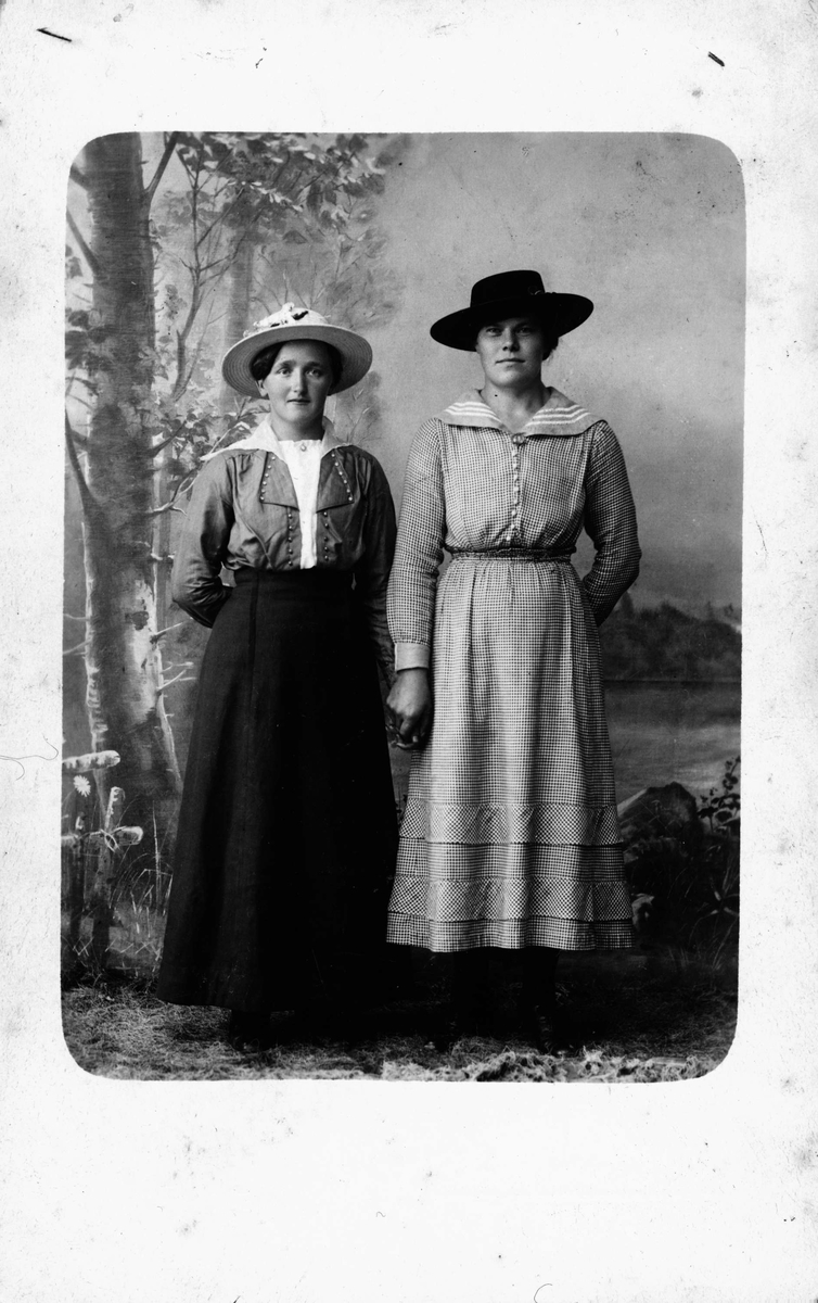 Ateljéporträtt - unga kvinnor, sannolikt i Östhammar, Uppland, före 1917